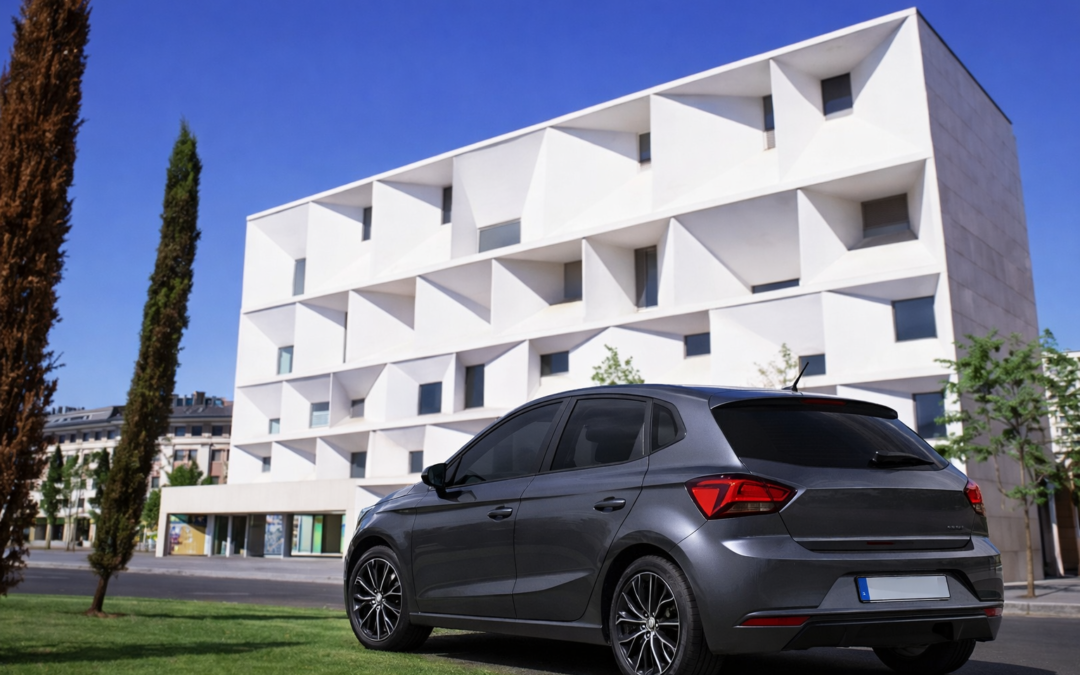 Utilitario con lunas traseras tintadas estacionado frente a un edificio moderno en León, ejemplo de tintado de lunas urbano y homologado