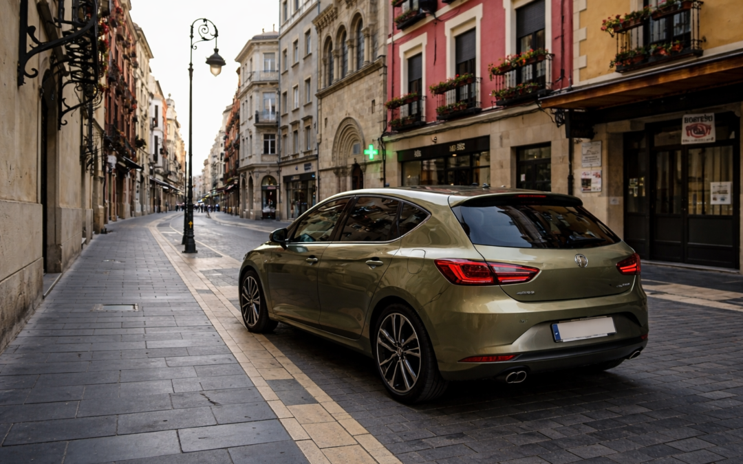 Turismo verde oliva aparcado en una calle de León con lunas traseras tintadas por Centro Lámina