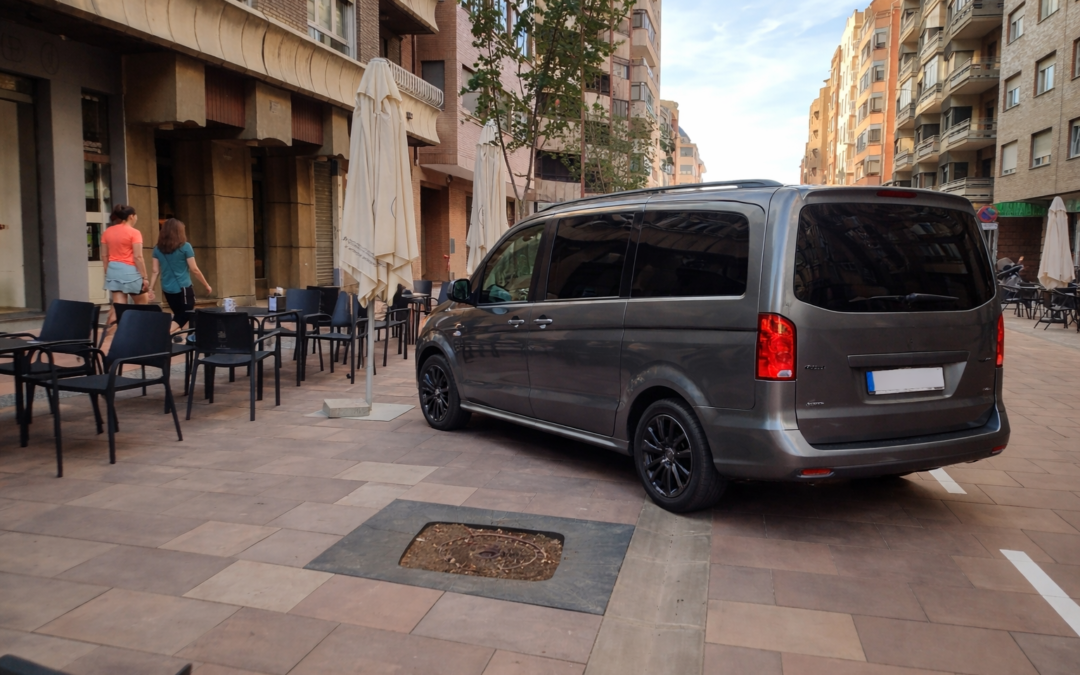 Furgoneta profesional con lunas traseras tintadas estacionada en una calle urbana, ejemplo de vehículo de trabajo con imagen profesional