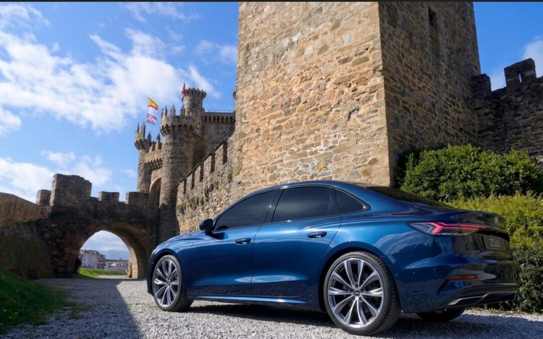 Automóvil en el Castillo de los Templarios de Ponferrada con las laminas solares de Centro Lámina