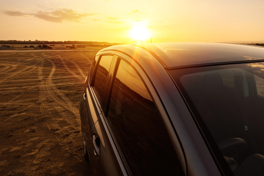 Hermosa puesta de sol y moderno automóvil todoterreno cerca de la playa
